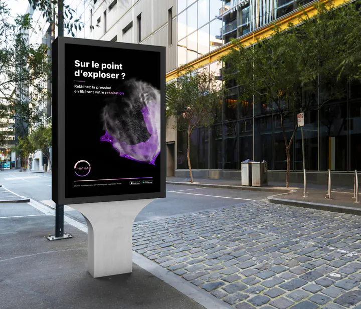 L’affiche « Sur le point d’exploser ? » de Prana, sur un panneau dans une rue pavée