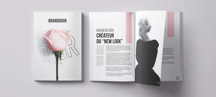 Le brandbook ouvert : la couverture à la rose et la double page « Monsieur Dior, créateur du New Look »