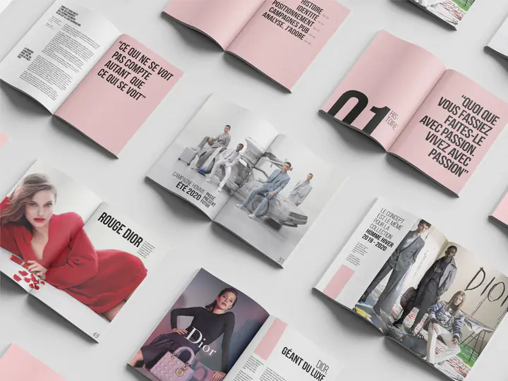 Les doubles pages du brandbook étalées : citations, Rouge Dior, défilés et campagnes