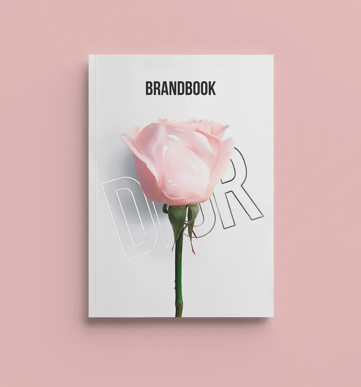 La couverture du brandbook : une rose pâle posée sur le nom Dior, dessiné au trait