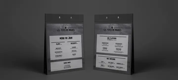 Deux menus du jour imprimés, sur un fond sombre
