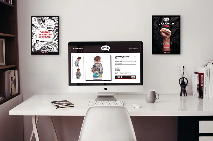 Le site de Reveal sur un écran d’ordinateur, entre deux affiches de l’exposition