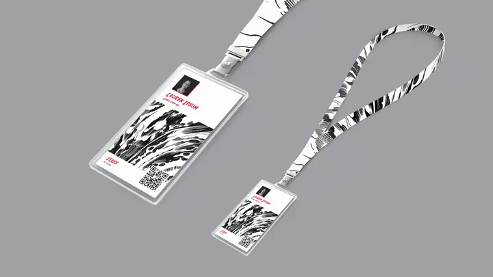 Deux badges d’exposition sur leurs tours de cou illustrés
