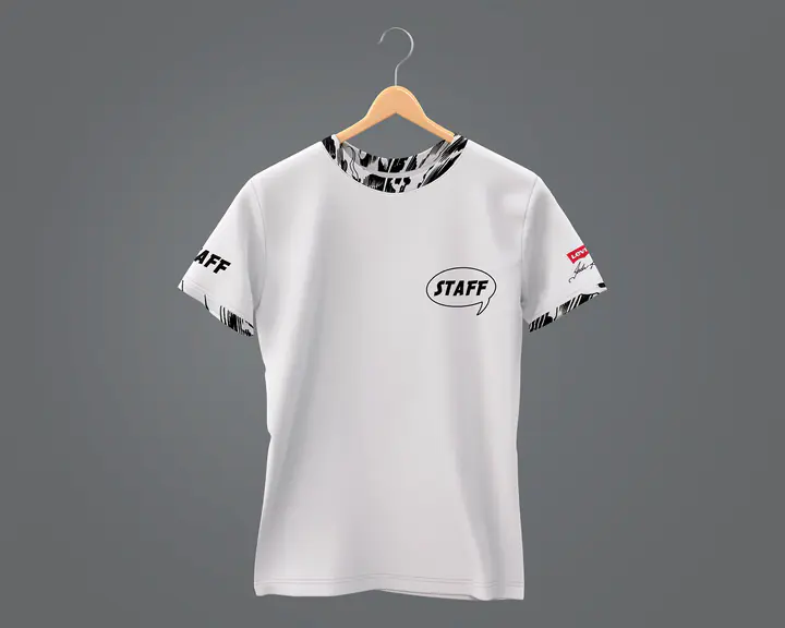 Un t-shirt blanc « Staff » sur un cintre
