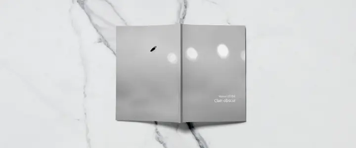 La couverture du livre Clair-obscur, posée sur du marbre