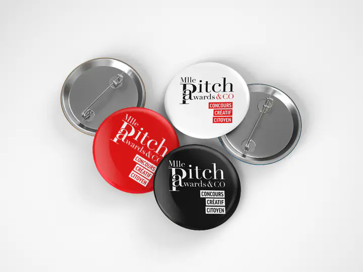 Quatre badges MllePitchAwards, blancs, rouge et noir