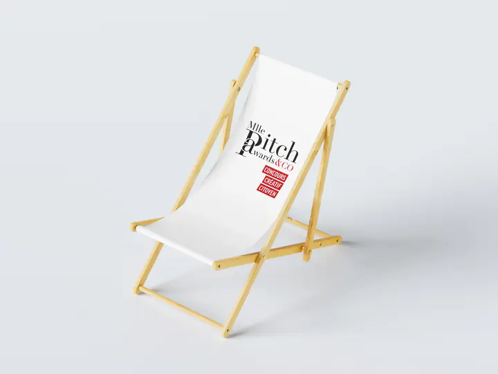 Une chaise longue à la toile siglée MllePitchAwards