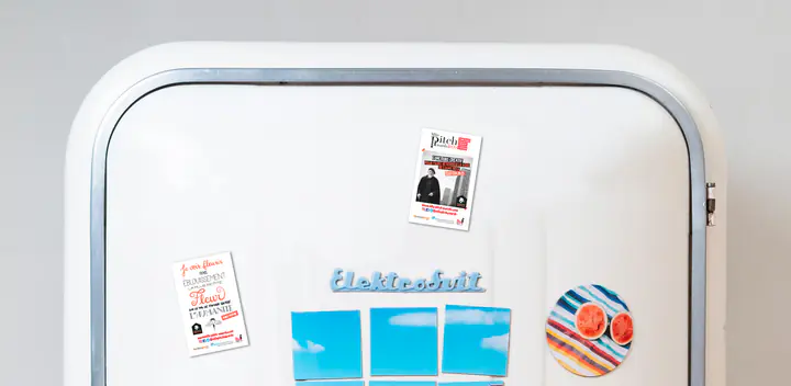 Des magnets MllePitchAwards sur la porte d’un réfrigérateur