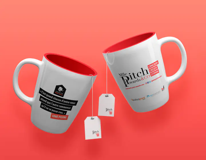 Deux mugs MllePitchAwards à l’intérieur rouge, avec leur étiquette de sachet de thé