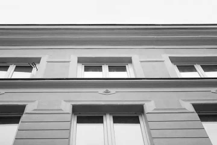La façade d’un immeuble en contre-plongée