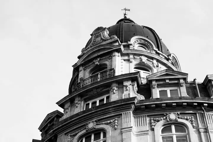Le dôme sculpté d’un immeuble ancien