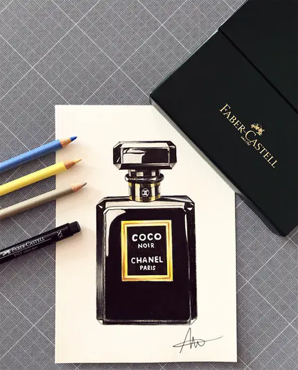 Le dessin signé d’un flacon « Coco Noir, Chanel Paris », entre des crayons de couleur et une boîte Faber-Castell