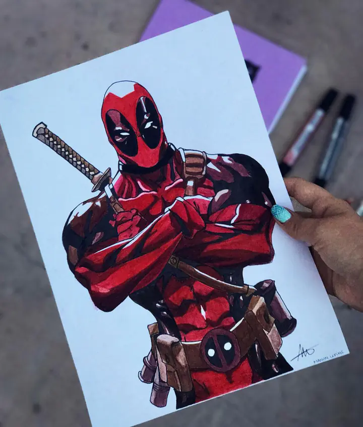 Dessin en couleur de Deadpool, tenu à la main