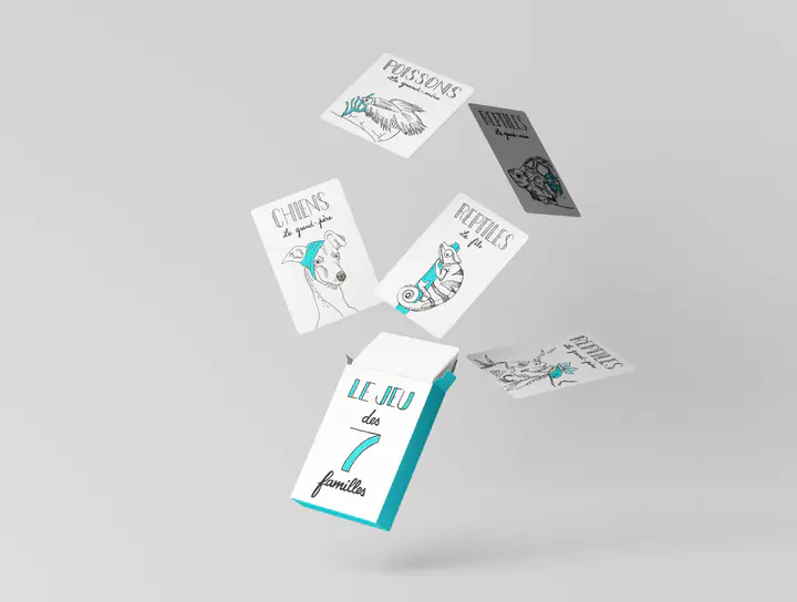 Les cartes du jeu des 7 familles qui tombent de leur boîte