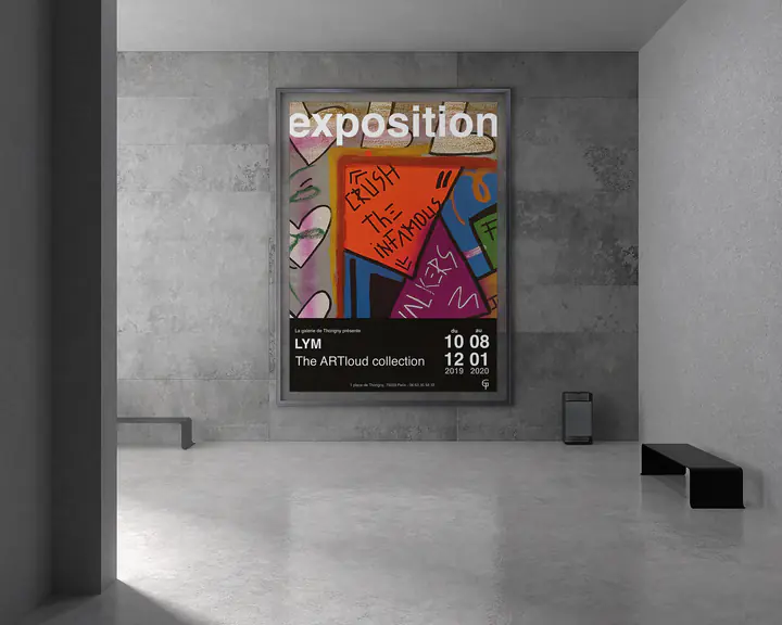 L’affiche de l’exposition de LYM, The ARTloud collection, dans un hall en béton