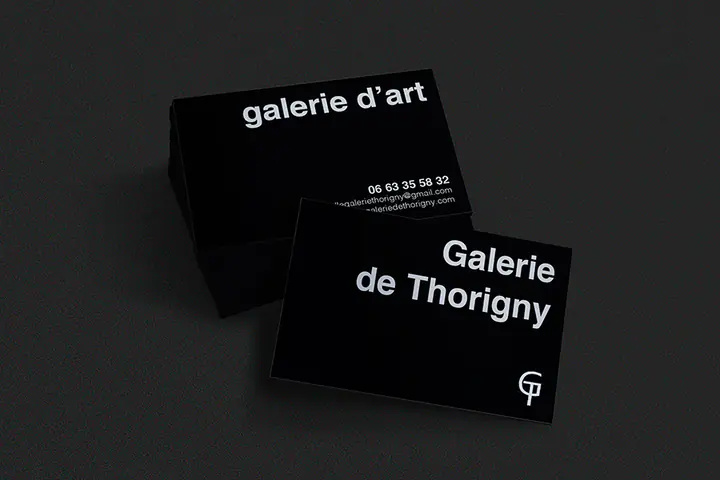 Les cartes de visite noires de la galerie de Thorigny